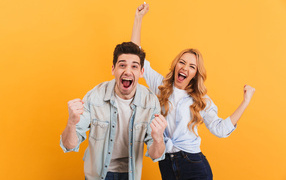 Счастливая пара на оранжевом фоне