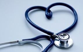 Сердце из стетоскопа на сером фоне