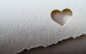 Дырка в бумаге в форме сердца