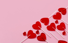 Леденцы в форме сердца на розовом фоне