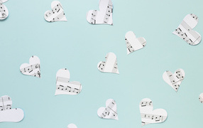 Сердечки из нотной тетради на голубом фоне