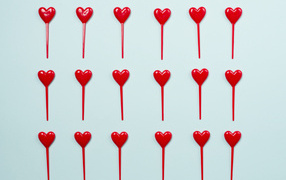 Сердечки на палочке на голубом фоне