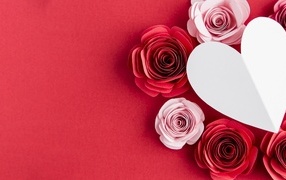 Бумажные розы с сердцем на красном фоне