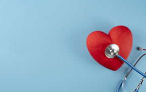 Красное сердце слушают стетоскопом