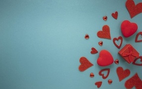 Красные сердечки и подарок на синем фоне, шаблон открытки