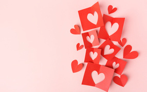 Сердечки из красной бумаги на сером фоне