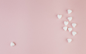 Маленькие белые сердечки на розовом фоне