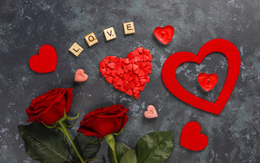 Надпись любовь с розами и сердечками на сером фоне