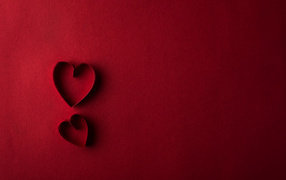 Два бумажных сердца на красном фоне, шаблон для открытки