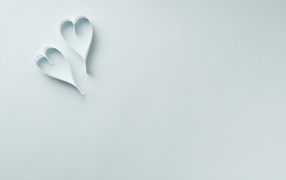 Две полоски белые полоски в форме сердца на голубом фоне