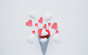 Вафельный рожок с сердечками на голубом фоне