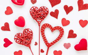 Плетеные и бумажные сердечки на белом фоне