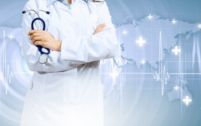 Врач в белом халате со стетоскопом в руках