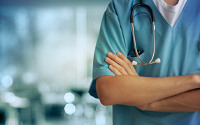 Врач в голубом медицинском костюме