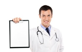 Улыбающийся доктор с листом на белом фоне