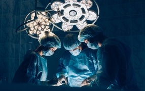 Три врача делают операцию 