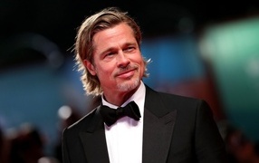 Актер Брэд Питт с милой улыбкой