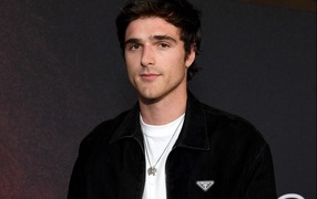 Красивый парень актер Джейкоб Элорди