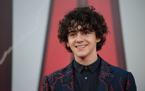 Улыбающийся молодой актер Джек Дилан Грейзер