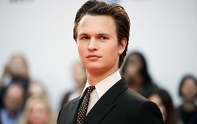 Стильный молодой актер Энсел Эльгорт в костюме