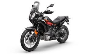 Мотоцикл KTM 890 Adventure на белом фоне