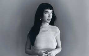 Американская певица Кэти Перри черно-белое фото