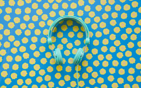 Голубые наушники на фоне с желтыми цветами