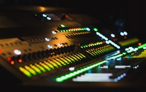 Светящийся микшерный пульт 