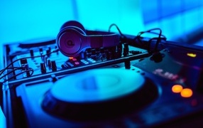 Наушники и диджейская установка в клубе