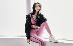 Исполнительница Jisoo Alo Yoga сидит на окне