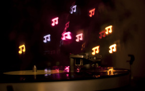 Разноцветные неоновые ноты над пластинкой