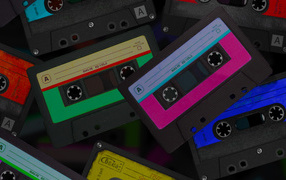 Старые разноцветные магнитофонные кассеты