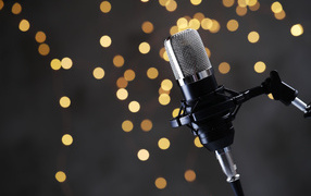 Ретро микрофон на фоне лампочек 