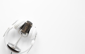 Ретро микрофон с наушниками на белом фоне