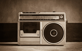 Ретро радио на столе у стены