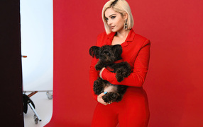 Певица Биби Рекса   с собакой в руках