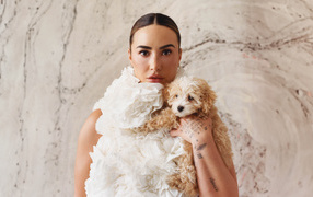 Певица Деми Ловато в белом платье с собакой