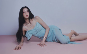 Певица Джису в голубом платье лежит на полу