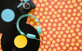 Виниловые пластинки с наушниками и фотоаппаратом
