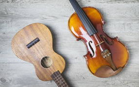 Скрипка и гитара на деревянном столе