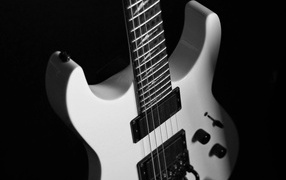 Белая электрогитара на черном фоне
