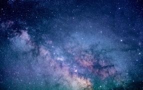 Млечный путь в синем звездном небе ночью