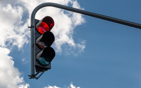 Красный свет светофора на фоне неба