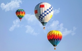 Три воздушных шара в голубом небе