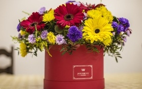 Букет разноцветных цветов в корочке на столе