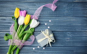 Букет разноцветных тюльпанов с лентой и подарком