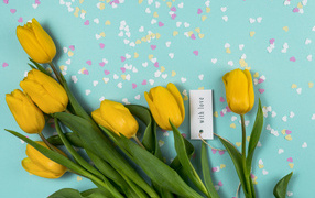 Букет желтых тюльпанов с маленькими сердечками на голубом фоне