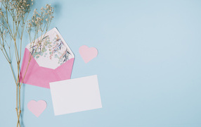 Конверт с цветами и листом на голубом фоне, шаблон