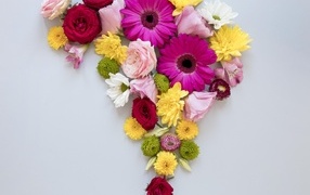 Цветочная композиция на сером фоне