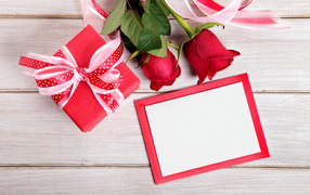 Подарок, рамка для фото и две розы, шаблон для открытки